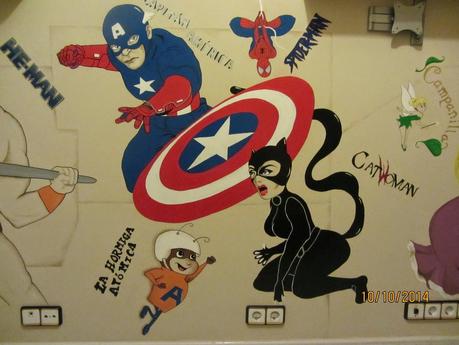 Un mural con superhéroes y clásicos Disney