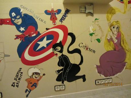 Un mural con superhéroes y clásicos Disney
