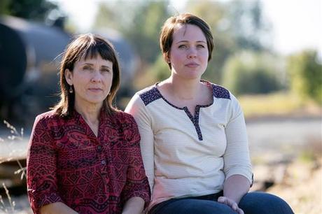 Imagen: Suzanne Swarthout, de 52 años, se sienta con su hija Jordan Swarthout, 22,