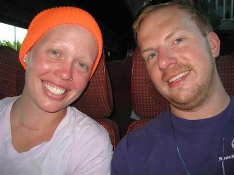 Jordan Swarthout, 21, a la izquierda, en la foto durante su tratamiento de quimioterapia.