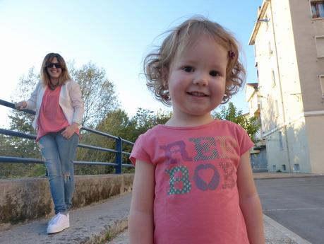 Madre e hija con camiseta coral
