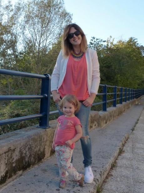 Madre e hija con camiseta coral