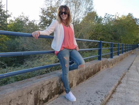 Look con Camisa de lactancia de Sabochi Premama y zapatillas de suela gorda de Chloét Moda París