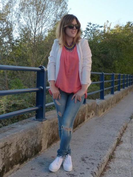 Look con Camisa de lactancia de Sabochi Premama y zapatillas de suela gorda de Chloét Moda París