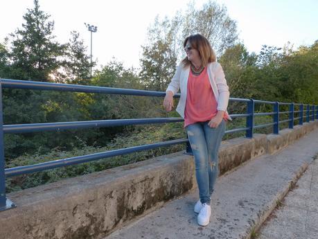 Look con Camisa de lactancia de Sabochi Premama y zapatillas de suela gorda de Chloét Moda París