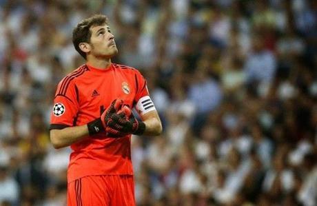 Casillas mirando al cielo