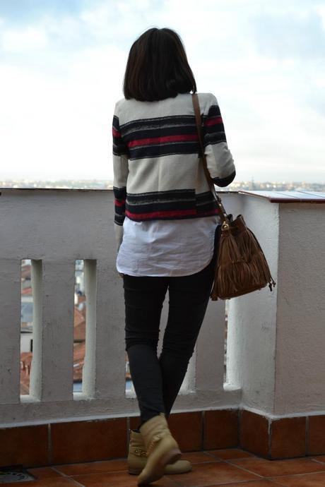 Look: Chaqueta de rayas + jeans + camisa blanca. Look: Chaqueta de rayas + jeans + camisa blanca.