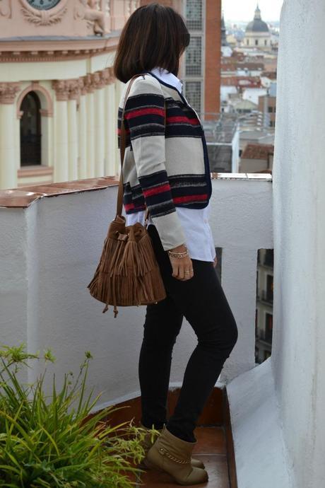 Look: Chaqueta de rayas + jeans + camisa blanca. Look: Chaqueta de rayas + jeans + camisa blanca.