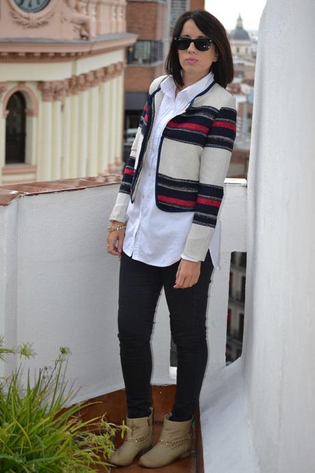 Look: Chaqueta de rayas + jeans + camisa blanca. Look: Chaqueta de rayas + jeans + camisa blanca.