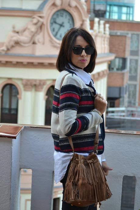 Look: Chaqueta de rayas + jeans + camisa blanca. Look: Chaqueta de rayas + jeans + camisa blanca.