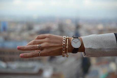 Look: Chaqueta de rayas + jeans + camisa blanca. Look: Chaqueta de rayas + jeans + camisa blanca.