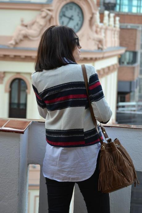 Look: Chaqueta de rayas + jeans + camisa blanca. Look: Chaqueta de rayas + jeans + camisa blanca.