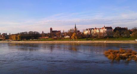 Inconfundible vista de Torun sobre el río Vístula.