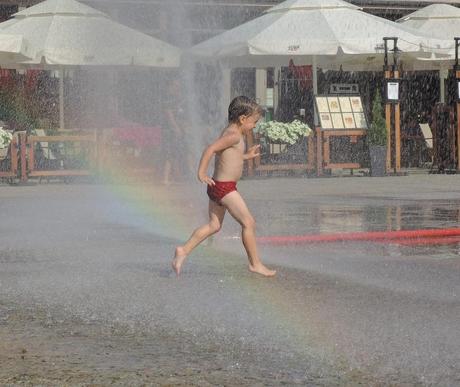 A través del arco iris.