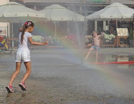 Niños cruzando el arco iris.