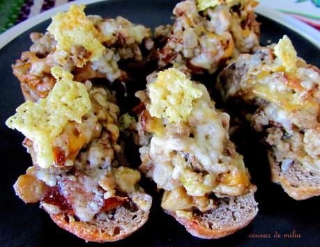 Tostas de carne, setas silvestres y calabacín