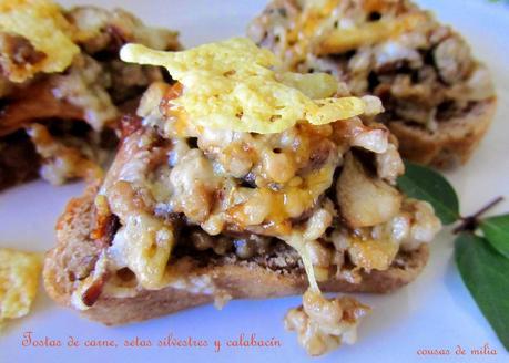 Tostas de carne, setas silvestres y calabacín