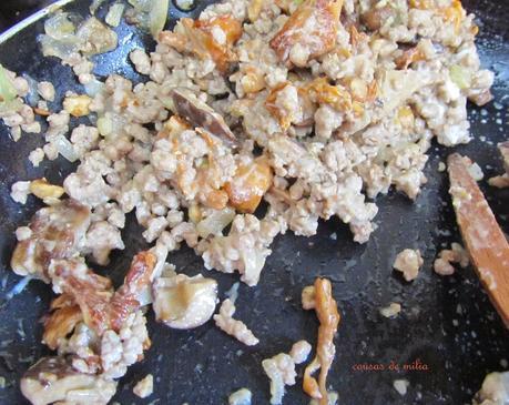 Tostas de carne, setas silvestres y calabacín Tostas de carne, setas silvestres y calabacín