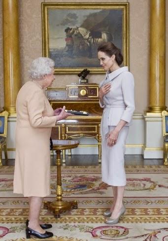 Angelina Jolie, elegantísima  ante Isabel II de Inglaterra.