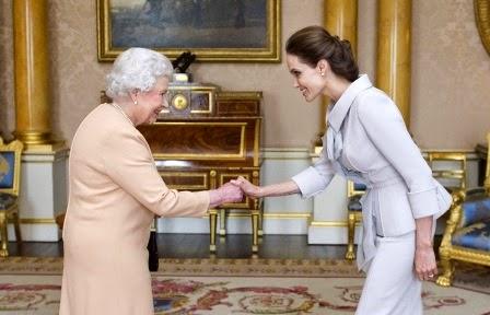 Angelina Jolie, elegantísima  ante Isabel II de Inglaterra.