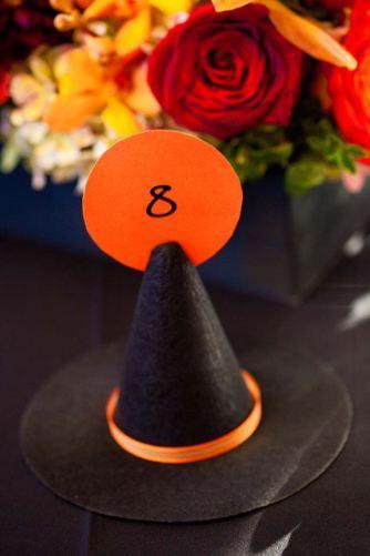 colores-de-boda-seating-plan-gorros-bruja-halloween Inspiración de bodas con temática Halloween