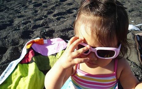 Niña ajustando las gafas de sol