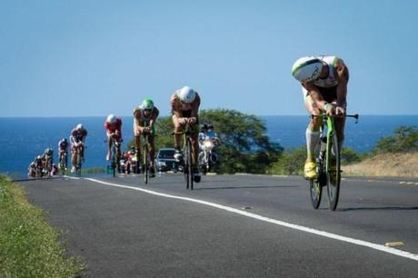 Frederik Van Lierde lidera un amplio grupo en la subida hacia Hawi.