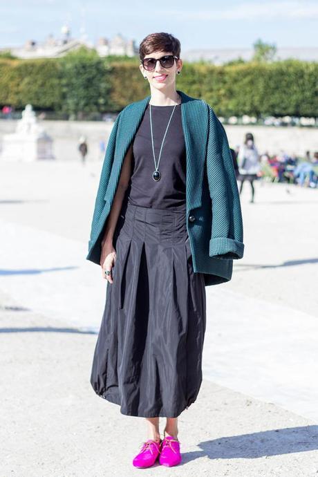 Generalmente las fotos de street style que publico en el blog son fotografías que le tomo a otras personas en la calle. En la mayoría de los casos la ciudad protagonista es Barcelona, donde vivo actualmente. Pero siempre cuando viajo llevo mi cámara. He realizado fotos de street style en Londres, Milán, Austria, Munich y algunas ciudades más.  Hoy me he puesto del otro lado de la cámara. La semana pasada estuve en la Paris Fashion Week. Un verdadero deleite para los amantes de la moda, la fotografía, el buen gusto y el street style.  El primer desfile de la #PFW14 al que asistí fue el de Nina Ricci que se realizó en el Jardín de las Tullerías. Para el evento escogí un outfit de la colección AW14 A Long time de la firma Who. El abrigo Jess en verde y negro que es ideal para la época de media estación y la falda Alton en color negro, ya es una de mis favoritas. Los accesorios son de SENCE Copenhagen y para el toque final de mis pies escogí el modelo Olivia de Serena Whitehaven en color fuxia. Maravilloso.  Por último, CK One Color me acompañó en mi viaje a París con sus fantásticos productos, como el labial nº 140 hope edición limitada que llevo puesto en la foto. ¿Qué os parece mi outfit para París Fashion Week?