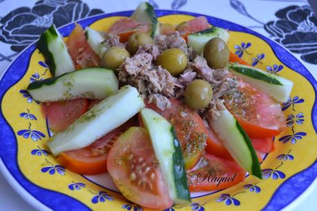 Ensalada de Tomate Pepino y Atún