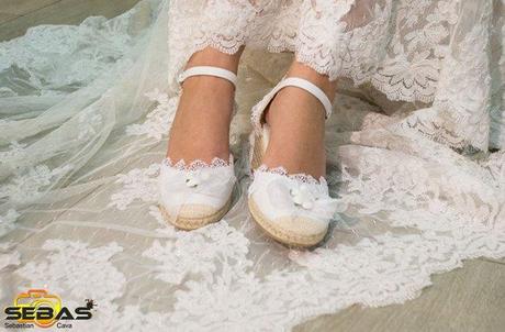 Calzado de novia blanco con lazos blancos y una bonita flor blanca bel bel desings Totana Murcia