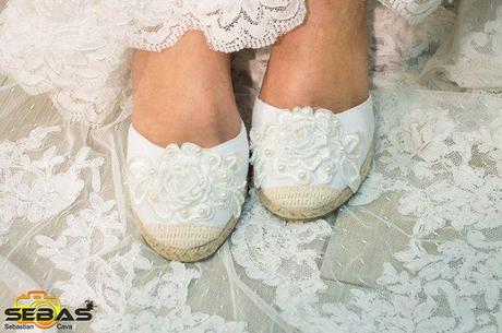 Calzado de novia blanco con una bonita flor blanca y perlas bel bel desings Totana Murcia