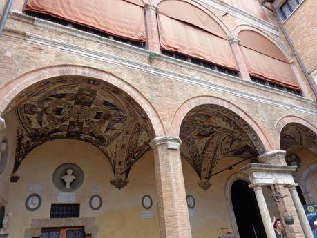 SIENA   UN   DÍA   DE   AMOR   EN   LA   TOSCANA