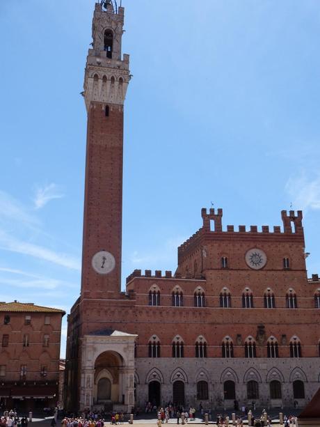 SIENA   UN   DÍA   DE   AMOR   EN   LA   TOSCANA