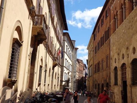 SIENA   UN   DÍA   DE   AMOR   EN   LA   TOSCANA