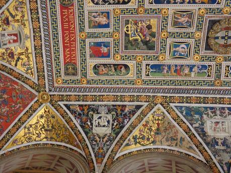 SIENA   UN   DÍA   DE   AMOR   EN   LA   TOSCANA