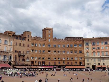 SIENA   UN   DÍA   DE   AMOR   EN   LA   TOSCANA