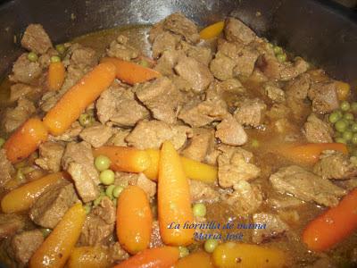 Carne en adobo con guisantes y zanahorias