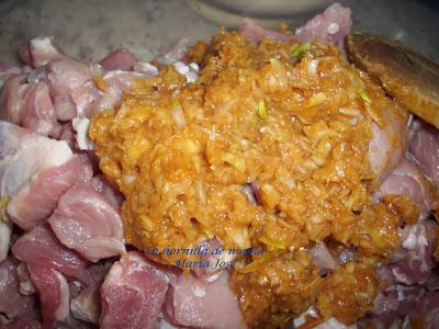 Carne en adobo con guisantes y zanahorias