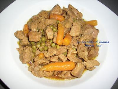 Carne en adobo con guisantes y zanahorias