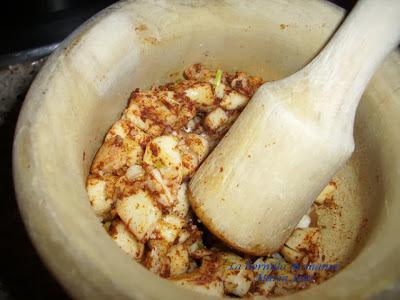 Carne en adobo con guisantes y zanahorias