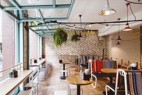 Mezcla de materiales, texturas y colores en el diseño interior de este restaurante