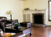 Antes/después: salón oscuro anticuado sala estar luminosa femenina