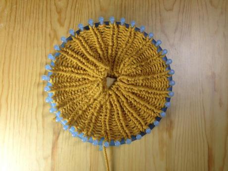 Tejiendo en punto elástico para el borde del gorro en telar