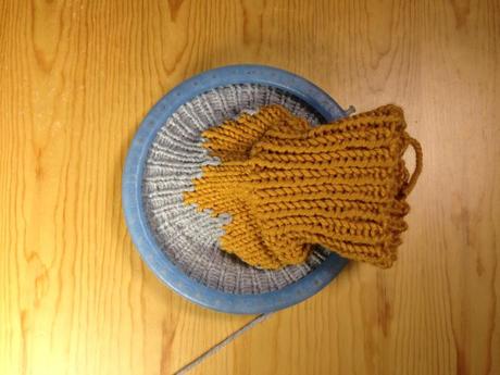Loom knitting bicolor hat 