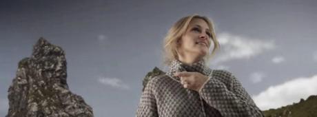 Destripando el nuevo  anuncio de Calzedonia, los looks de Julia Roberts