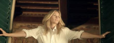 Destripando el nuevo  anuncio de Calzedonia, los looks de Julia Roberts
