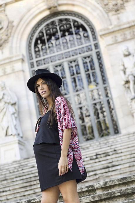 street style barbara crespo biblioteca nacional madrid stairs it shoes hat fashion blogger outfit blog de moda