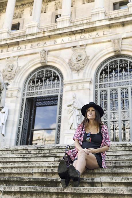 street style barbara crespo biblioteca nacional madrid stairs it shoes hat fashion blogger outfit blog de moda