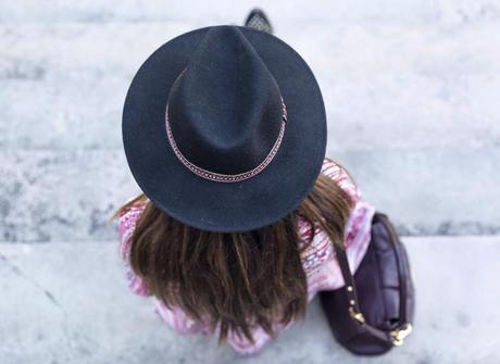 street style barbara crespo biblioteca nacional madrid stairs it shoes hat fashion blogger outfit blog de moda