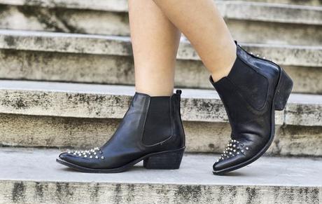 street style barbara crespo biblioteca nacional madrid stairs it shoes hat fashion blogger outfit blog de moda